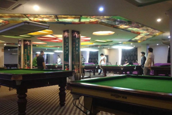 路边茶香成都韵，养生休闲两不误(成都路边喝茶)